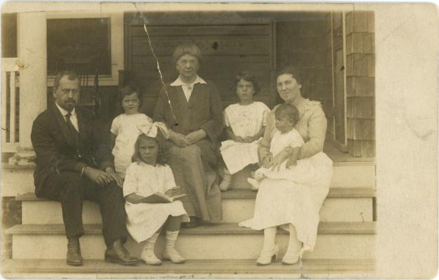 Rabbi Mordecai Kaplan and family in 1916 (credit: Reconstructing Judaism)